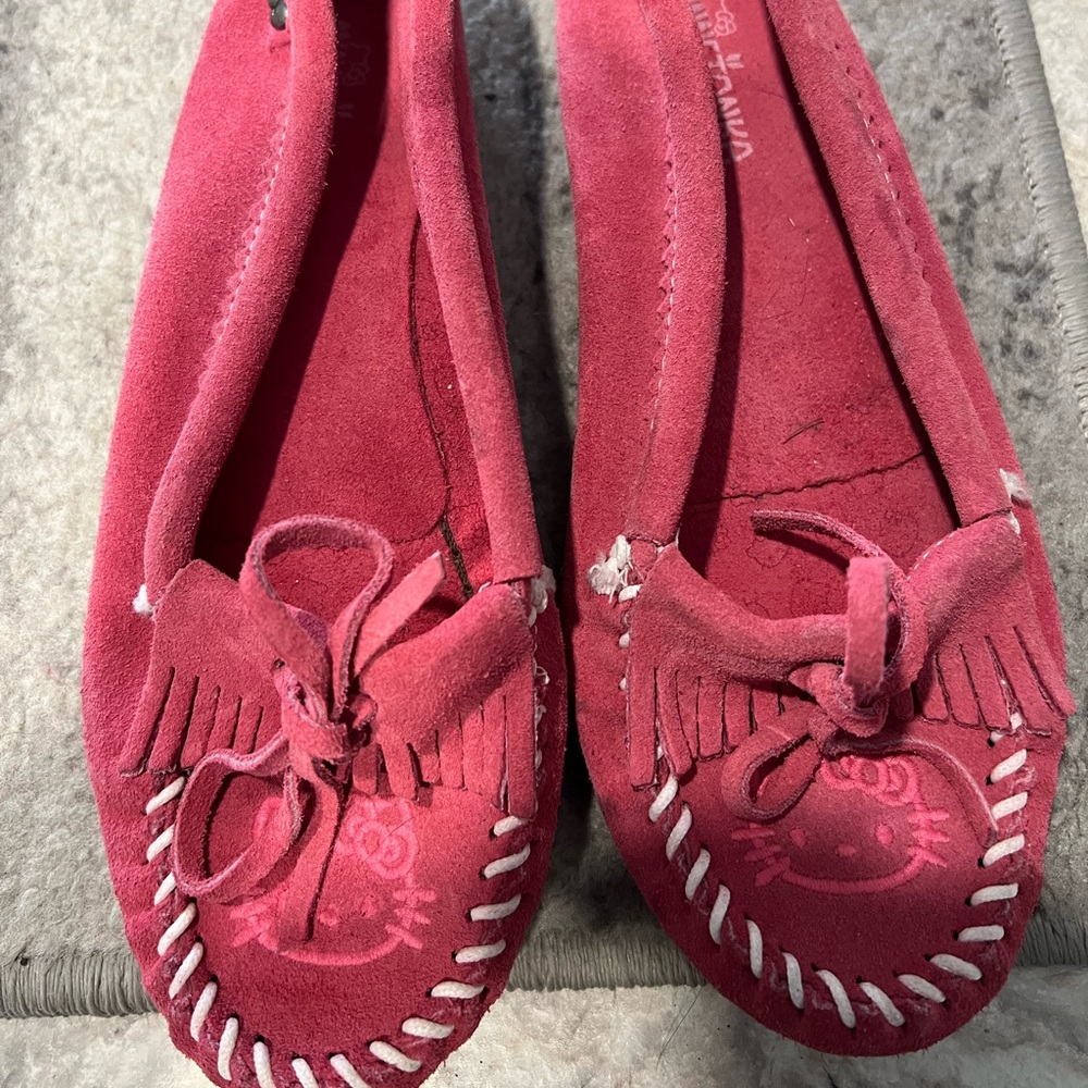Women’s Minnetonka Hello Kitty Pink Mocassins. Size 8.5  17.00